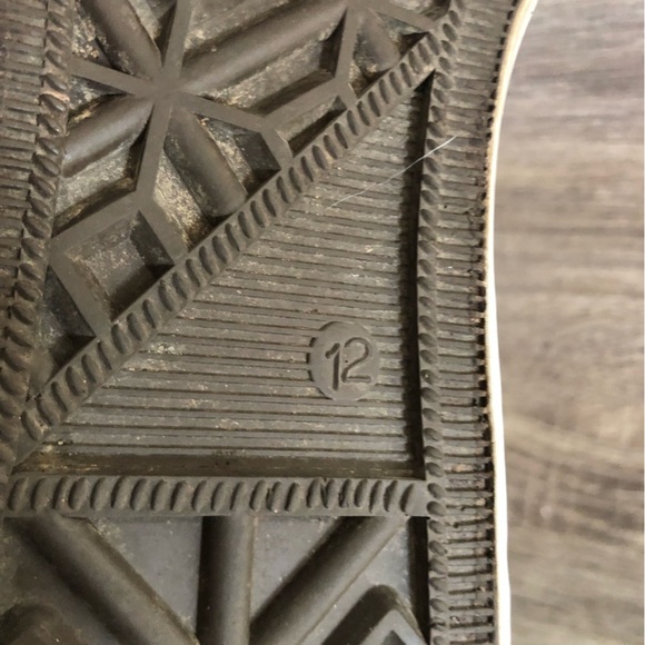 Vtg Brooks Red High-Top Sneakers with White Laces - Picture 9 of 13